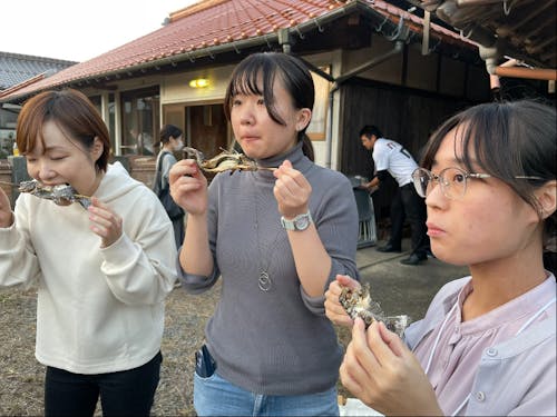 ニジマスの塩焼きを美味しそうに頬張る参加者のみなさま