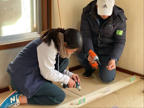 協力してインパクトドライバーを駆使