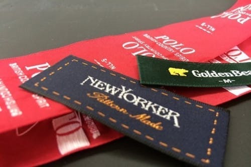 きめ細かな色彩と風合いが特長の越前織のネームタグ（織場にて）