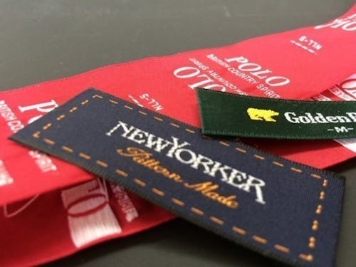 きめ細かな色彩と風合いが特長の越前織のネームタグ(織場にて)