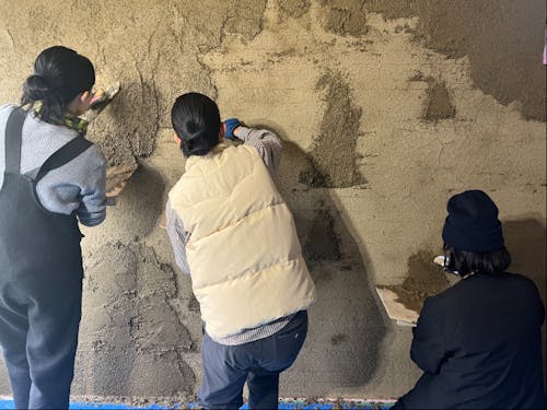 地元の土で、壁を作るワークショップなどが不定期で開催されます。