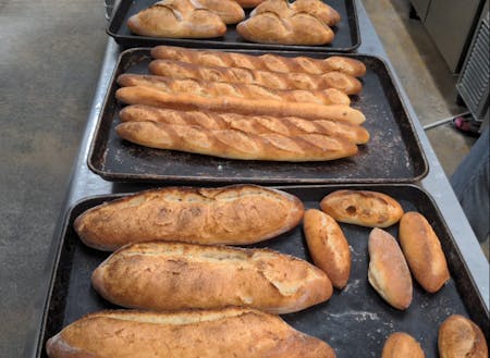 フランス出身のイルヴィンさんが愛荘町内のパン屋で焼き上げたフランスパン。