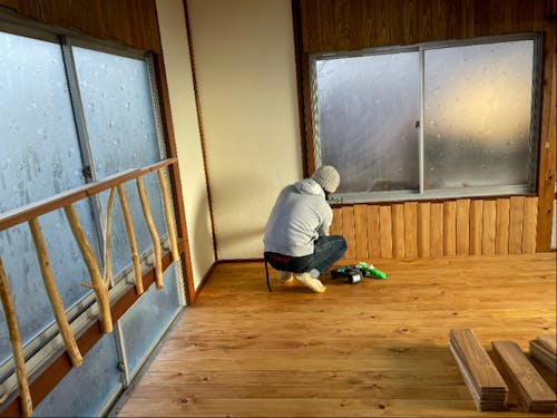 床に塗料を塗った後 温かい雰囲気の空間に