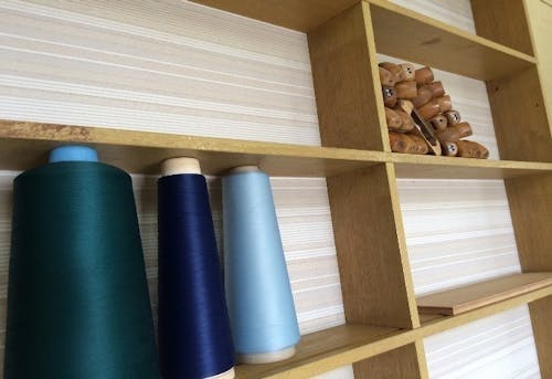 織場内のレトロモダンなアイテムが並ぶ予定の棚