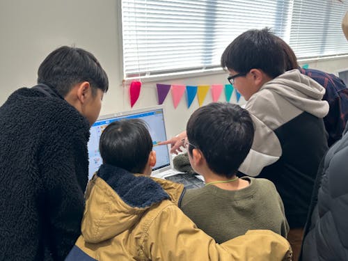 話し合いながらプログラミング中