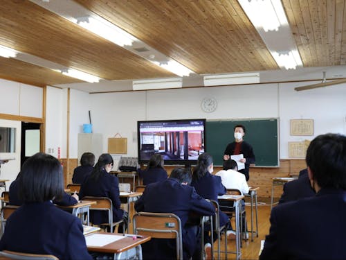 羽後高校で羽後学の授業を大学生がおこなう様子