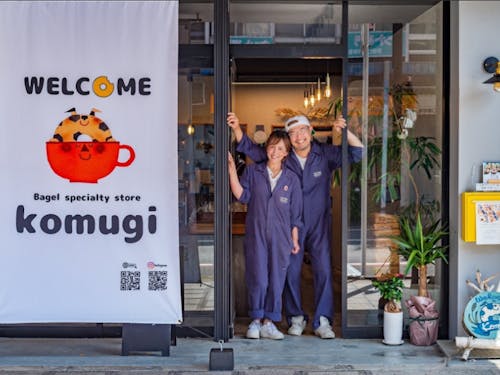 ベーグル専門店「komugi」オーナー 戸草内 陽介さん・知代さん(Photo by 武 耕平)