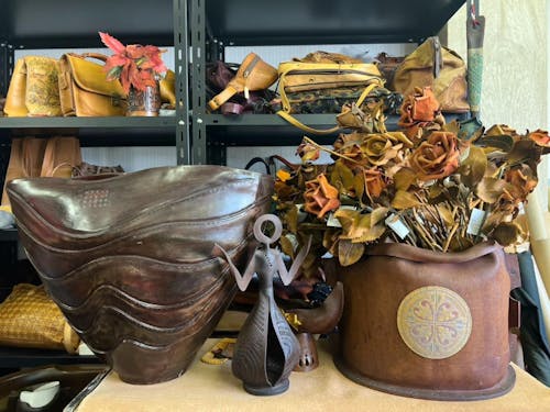 服や小物はもちろん、花瓶などもあります。