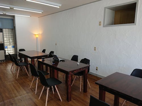 定員15名程度の交流施設とチャレンジショップが併設しています。まだ整備中ですので、提案をいただければ反映することも可能です。