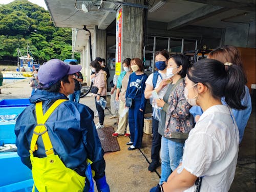 島の漁師さんに現場で話を聞く様子