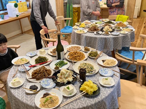 机にいっぱいにならぶ地元の郷土料理