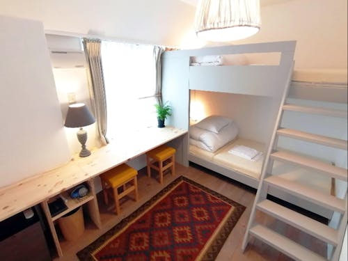 2名用個室。内装もベッドも手作りです