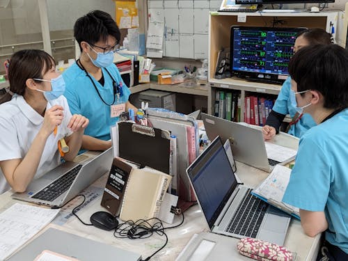 医療現場で働く皆さん。コミュニケーションは大切です!