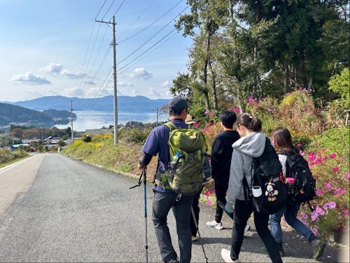 登山やトレイル、釣りを楽しむ人もいます。週末何かしらイベントをやっているような、賑やかなまちです。