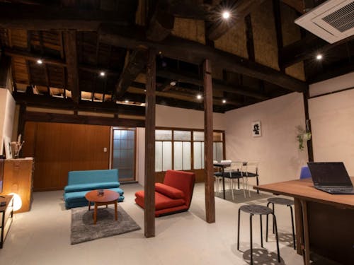 宿のリビングは、約100年の古民家を満喫できる