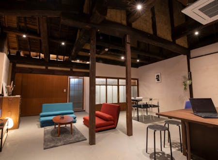 宿のリビングは、約100年の古民家を満喫できる