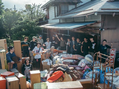 地域内外の有志が集まり、100人で片付けをしました