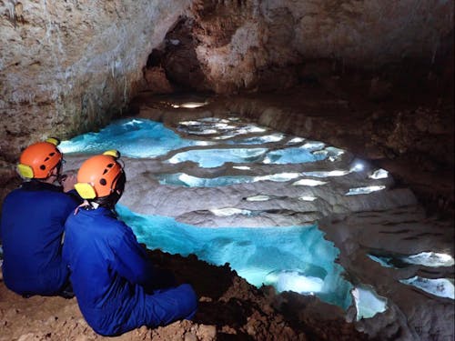 世界屈指の洞窟もあります。