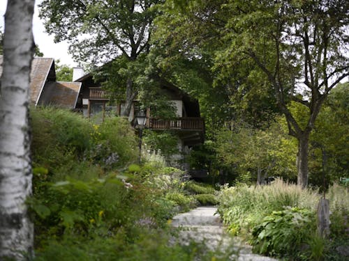 物件の前には日本最大級のナチュラルガーデンが広がっています