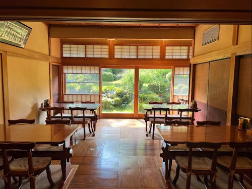 庭園のみえる喫茶室での配膳業務