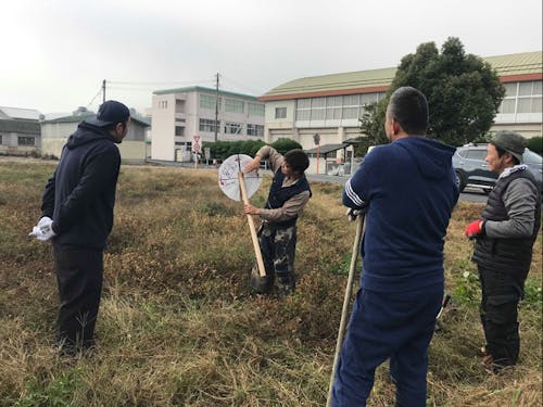 草刈り機の説明しています。
