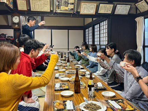 田植えの後の宴会の様子