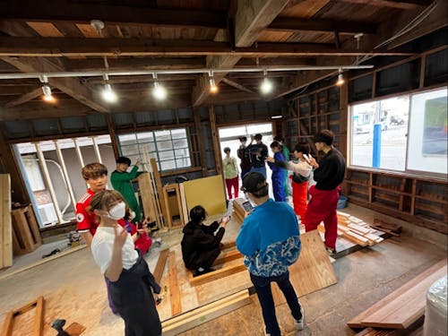 建築学生さんとのDIYの様子