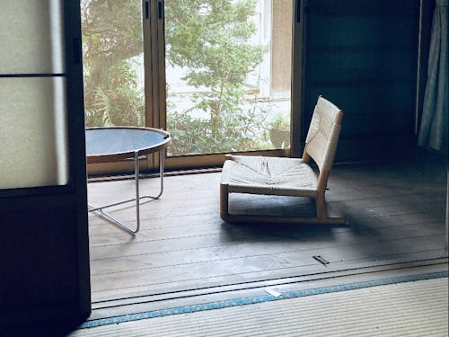 縁側に家具を置いただけでこの雰囲気。めちゃくちゃ可能性感じます。