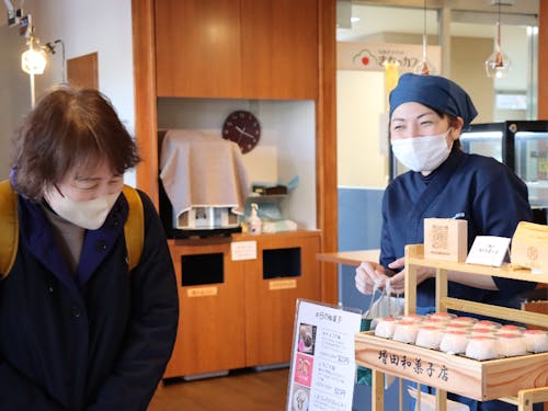 お菓子の販売ではお客さんとのコミュニケーションも大切です