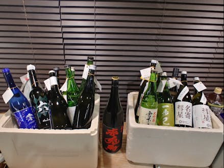ちょっとした企画がある回も！人気の日本酒利き酒企画の様子。お酒はすべて参加者の持ち寄り。