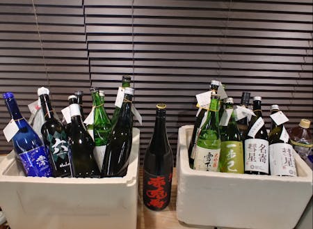 ちょっとした企画がある回も！人気の日本酒利き酒企画の様子。お酒はすべて参加者の持ち寄り。