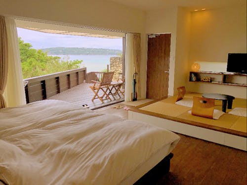 海と古宇利島を望むナチュラルなお部屋