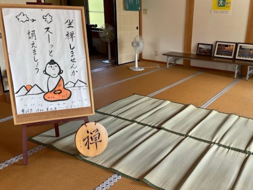 月一回、坐禅会を行っています。禅のある暮らしはいかが?