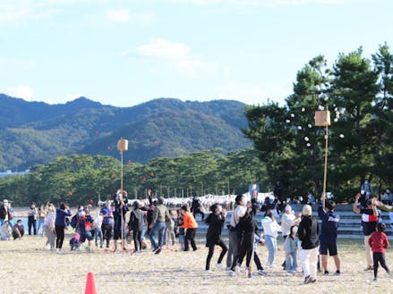 津田高校の学生が参加する地域のイベント。開催地の津田の松原は「日本の渚百選」にも選ばれた白砂青松の景勝地です。