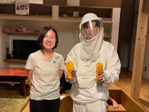 島留学の生徒が暮らす寮にできた蜂の巣駆除に立ち向かうコーディネーター(知夫)