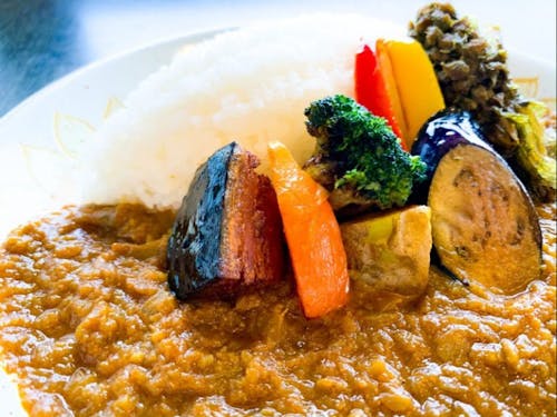 2階のレストラン 本場仕込みのカレーが人気メニュー