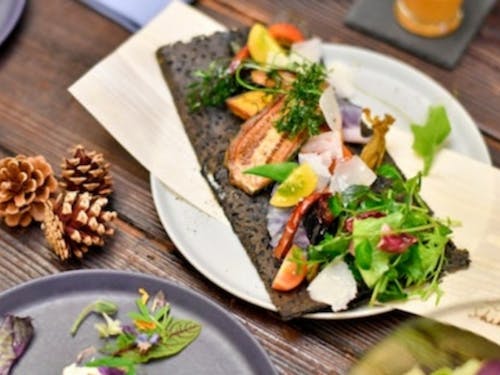 地元の新鮮な野菜を使ったグルメも楽しみのひとつ