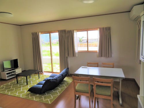 広めのLDK。ソファもあり、快適にお過ごしいただけます