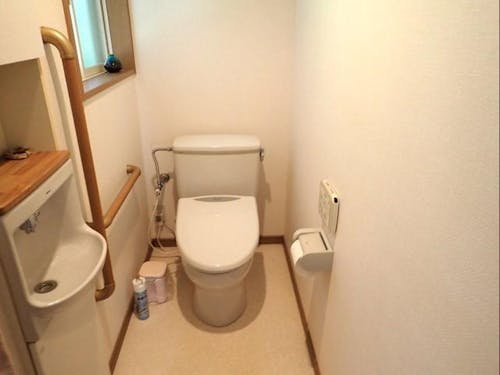 改修済みのお手洗い。ライトが自動でつきます。