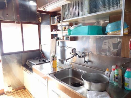 台所の設備は古いまま。使用には問題なし。