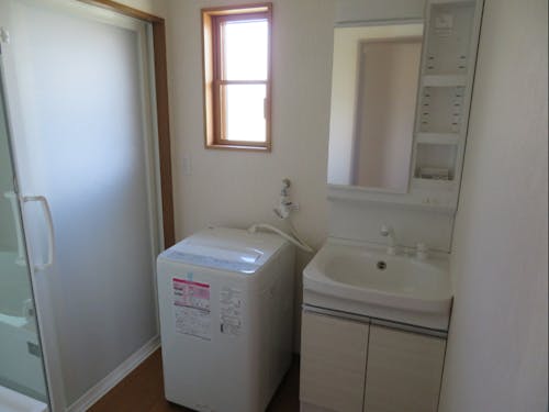 洗面所。ちらっと見える奥がお風呂です