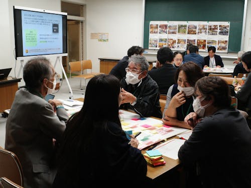 皆さん真剣に話し合いをしています!