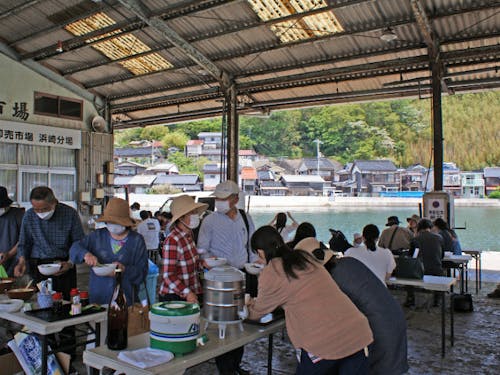 お隣では大人気の名物「釜揚げしらす丼」の販売も!