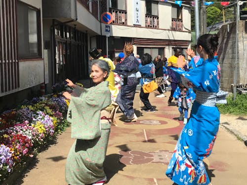 俵山温泉ばやしパレードの様子