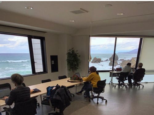 海を見ながらテレワーク