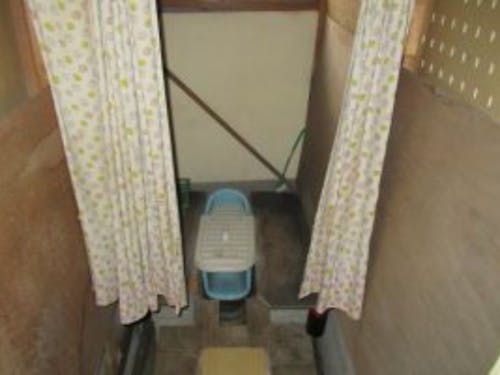 現状お手洗いはくみ取り式。水洗接続も可能な地域です。