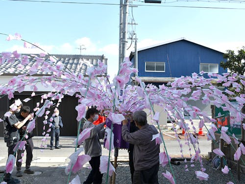 幟に花をつけた竹ひごを取り付け、紐で形を整えます。