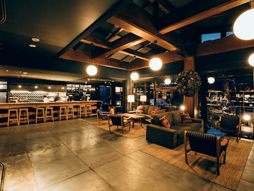 カーペットを剥がし、むき出しの床素材を生かしたデザイン