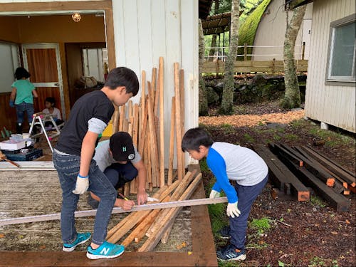 子ども向けの小屋作りキャンプで「生きるちから」を学ぶ