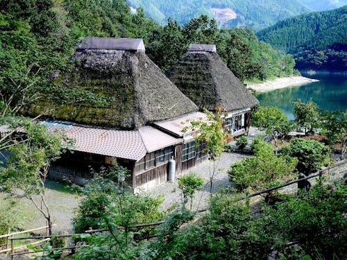 かやぶき屋根が特徴の宿泊施設かるかや